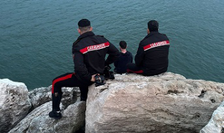 Numana - Carabiniere si ammanetta a un uomo e lo salva dal suicidio